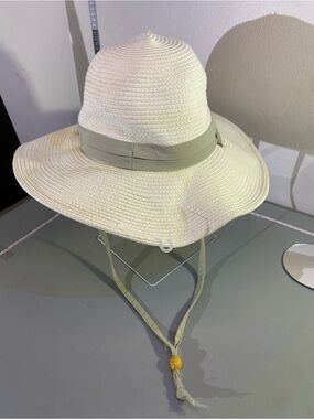Columbia Women’s Cream Sun Hat with Chin Strap size S/M